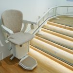Le monte-escalier, l’excellent compromis de la fatigue, de la vieillesse et du handicap.